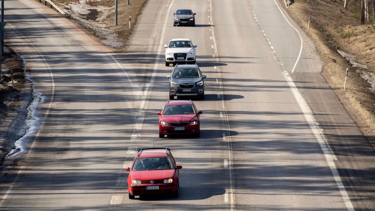 Henkilöautoja liikkeellä kuutostiellä Kouvolassa.