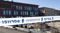 Vähäjärven valkotiilinen koulurakennus suorakaiteisine ikkunoineen aurinkoisena kesäpäivänä. Etualalla poliisin asettama valkosininen nauha.