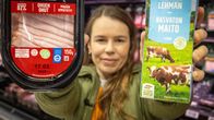 Toimittaja Jenni Frilander esittelee ympäristömerkkejä tuotepakkuksissa.