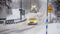 Taksi, lumiaura ja henkilöauto Virjoentiellä Virojoella.