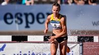 Ilona Mononen under Kalevaspelen 2024. Hon har just passerat ett vattenhinder.