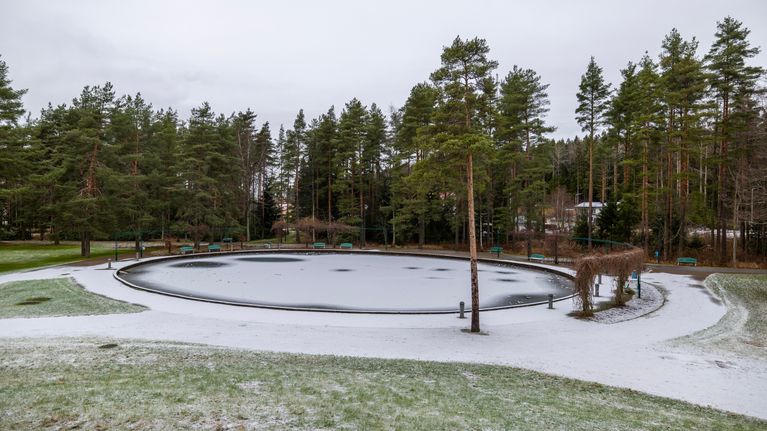 Kouvolan Urheilupuiston jäätynyt vesiallas.