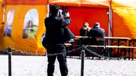 Aasialainen turisti kuvaa Helsingin kauppatorilla.
