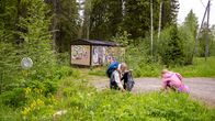 Jaana ja Iisa Raatikainen keräävät lasinsirpaleita.