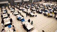 Ennakkoäänten laskemisen valmistelua Tesoman palloiluhallilla Tampereella 13.4.2025.