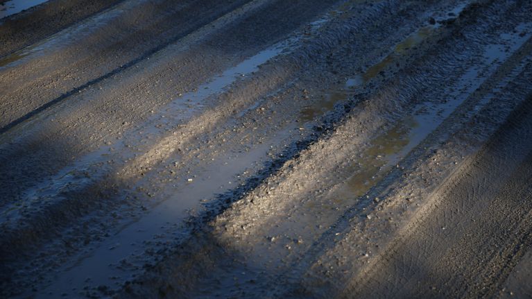 Ajoura hirveläntien pinnassa.