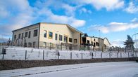 Stor ljus tvåvåningsbyggnad i trä, Huktis daghem i Borgå. 