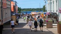 Photo shows people walking on a street in Oulu.