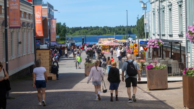 Photo shows people walking on a street in Oulu.
