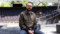 Ohjaaja Antti MIkkola Tuntemattoman sotilaan harjoituksissa Pyynikin kesäteatterissa.