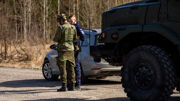 Puolustusvoimat ja poliisi lähellä droonin tippumisaluetta Kouvolassa.