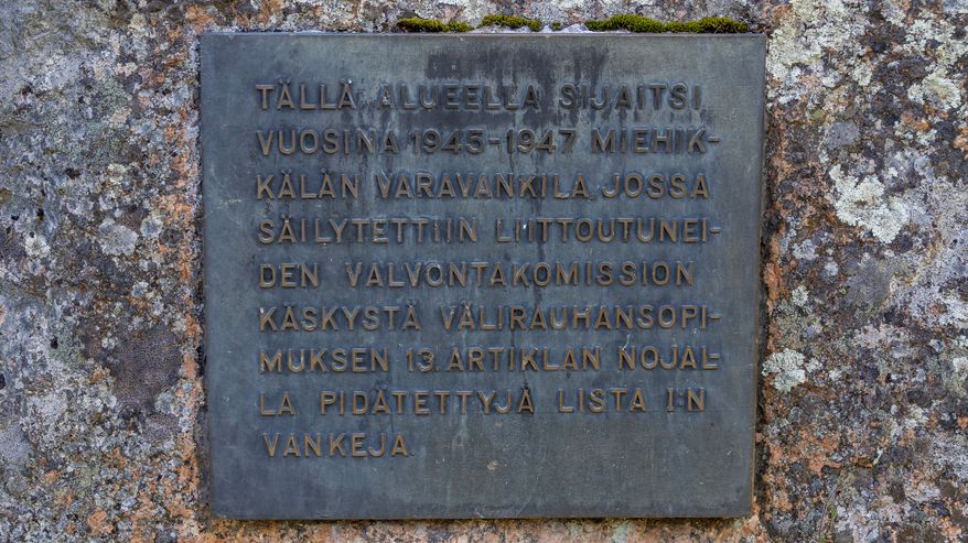 Muistokyltti varavankilan muistolle entisen leirikeskuksen alueella Suur-Miehikkälässä.