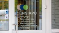 Pihtiputaan terveyskeskuksen sisäänkäynti. Oviteippaukset kertovat sieltä löytyvistä palveluista.