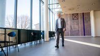 Juho Päkkilä i soldränkt aula.
