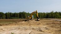 Kaivinkone kaivamassa tulevan lääkärihelikopterin tukikohdan tonttialueella Utin lentokentällä Kouvolassa.