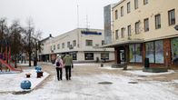 Henkilöitä kävelemässä Koskenpartaan kävelykadulla Imatralla.