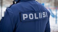 Anonyymi poliisi kuvattuna takaapäin. Selässä lukee poliisi.