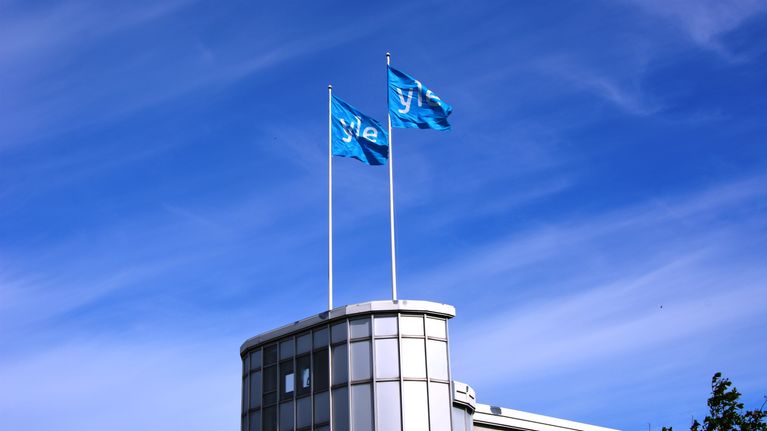 Yle-flaggor vid Yle i Vasa.