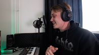 Kotkalainen Tatu Sven räppäämässä kotistudiollaan.
