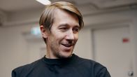 Kuvassa henkilö, jolla on päällään musta Patagonia-merkin paita.