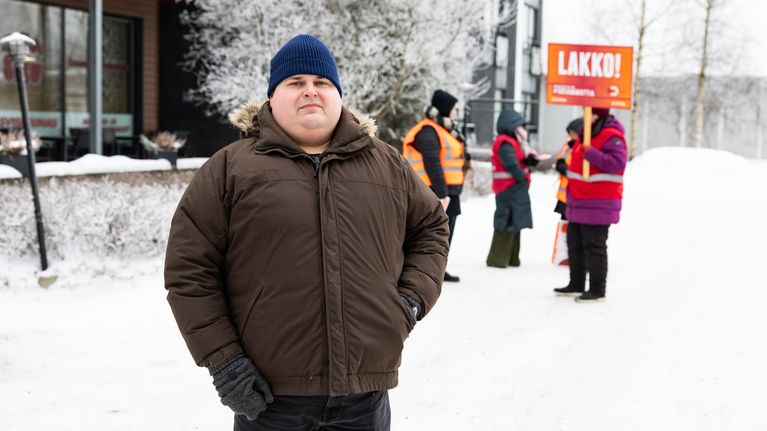 Timo Joutsjoki seisoo talvisella pihamaalla ja katsoo kameraan.