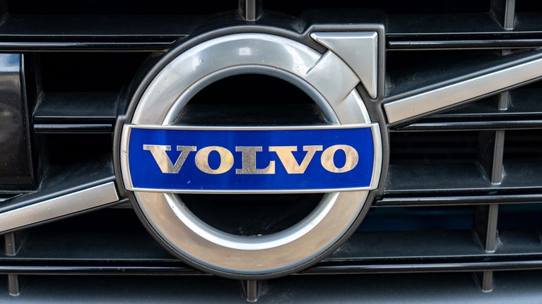 Volvon logo auton keulalla.