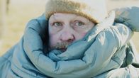 Tomi Lindfors kääriytyneenä vällyihin kuvaustauolla.