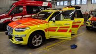 Lääkäriauto Inkeroisten vapaapalokunnan tiloissa.