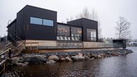 Saunarakennus järven rannalla.