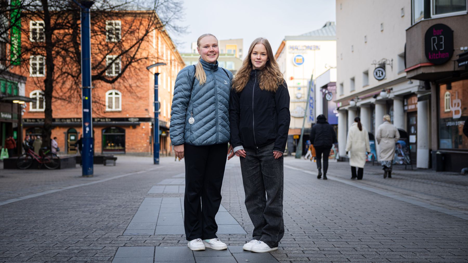 Maiju Malkasaari ja Helga Riekkinen Jyväskylän keskustassa.