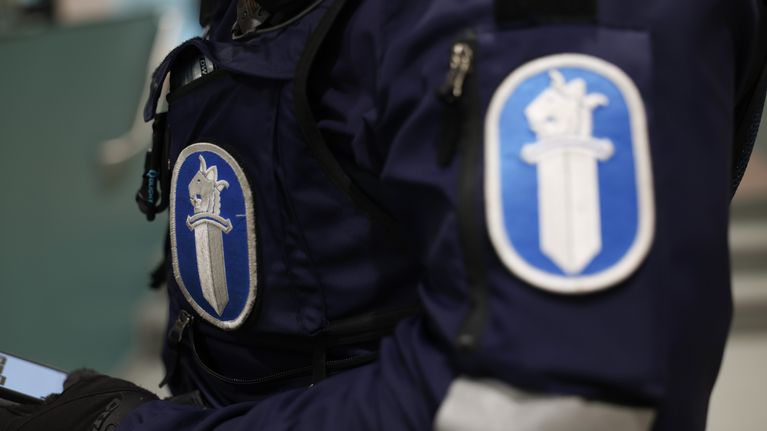 Poliisi työtehtävissä sisätiloissa.