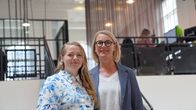 Lærke Søndergaard Kristensen och Anne Merrild. Två välklädda kvinnor i en modern kontorsmiljö. Kontoret är i toppskick.