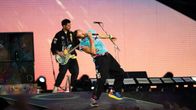 Chris Martin. Taustalla basisti Guy Berryman.