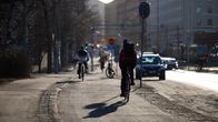 Cyklister på en dammig gata.