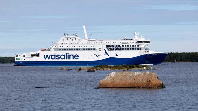 Wasalinen Aurora Botnia alus menossa satamaan Vaasassa.