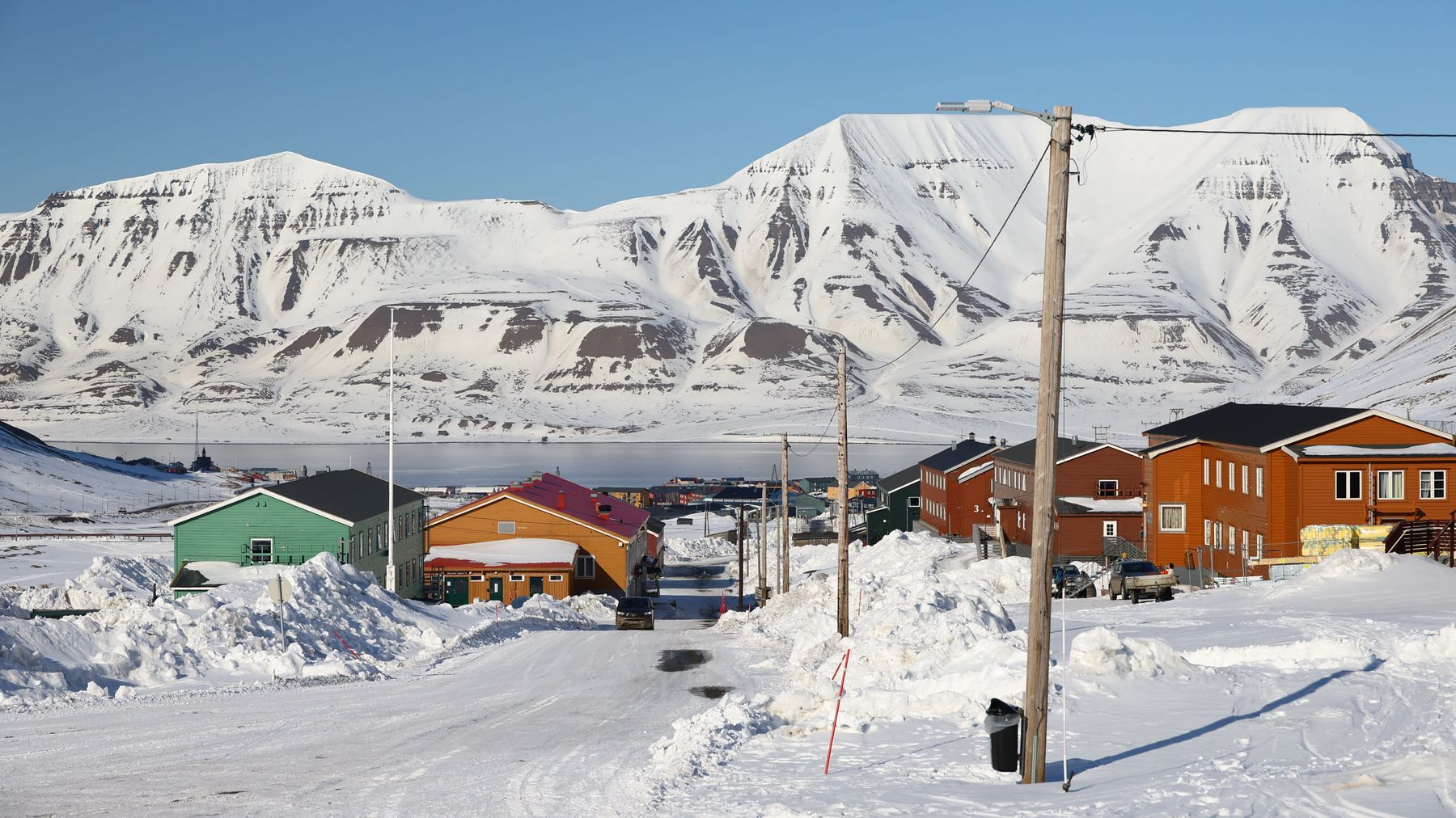 Longyearbyen kuvattuna etelän suunnasta.