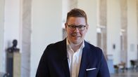 Antti Lindtman i halvbild, tittar in i kameran.