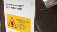 Maastopalovaroituksen voimassaolosta kertova kyltti.
