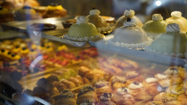 Söta bakverk i en vitrin på ett kafé i Milano.