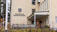 Tämä kuva esittää Parikkalan kunnanvirastoa, vaaleaa rakennusta syksyisessä ympäristössä.