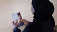 Fathi Osman istuu pöydän ääressä, kasvot ei näy kuvassa.