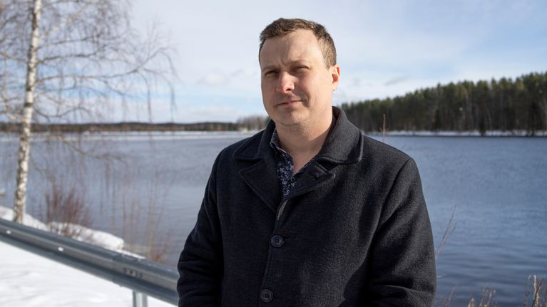 Imatran kunnanjohtaja Matias Hildén seisoo kevättalvella Vuoksen rannalla.