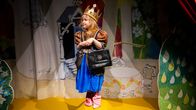 Ilona Kekarainen pukeutuneena prinsessaksi muuminäyttelyssä Kotkan merikeskus Vellamossa.