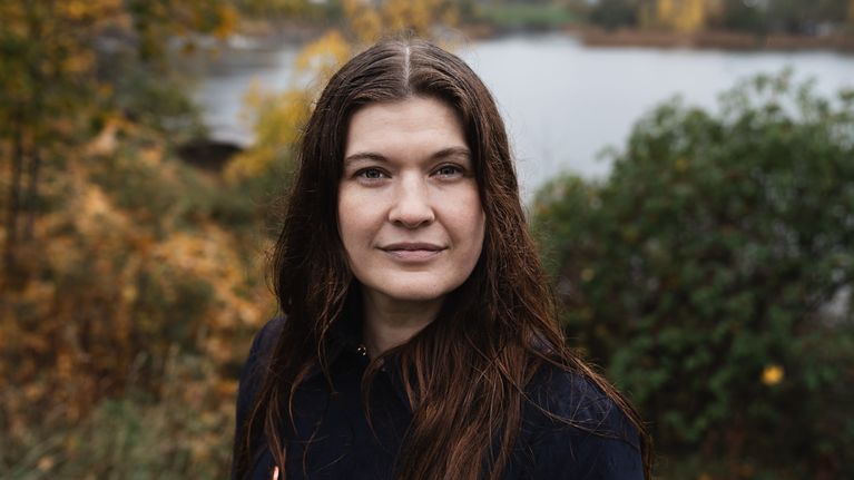 Hanna Bergholm Lapinlahden puistossa.