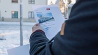Toimittaja tarkastelee Joroisten terveysaseman vuokratietoja.