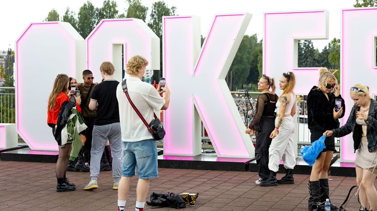 Kuvassa näkyy ihmisiä ottamassa kuvia ison Blockfest-kyltin edessä.