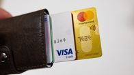 Visa- ja Mastercard luottokortit kädessä. 