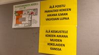 Ohjekyltti ylioppilaskoetta varten Tikkurilan lukiossa, Vantaalla.