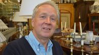 Bernt Morelius i sin antikaffär, ler mot kameran.