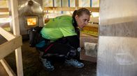 Anna-Maria Osola Tähtinen lämmittämässä saunaa Jukolan viestissä Kotkassa.